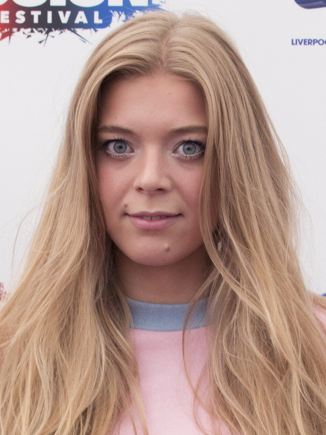 How tall is Becky Hill?